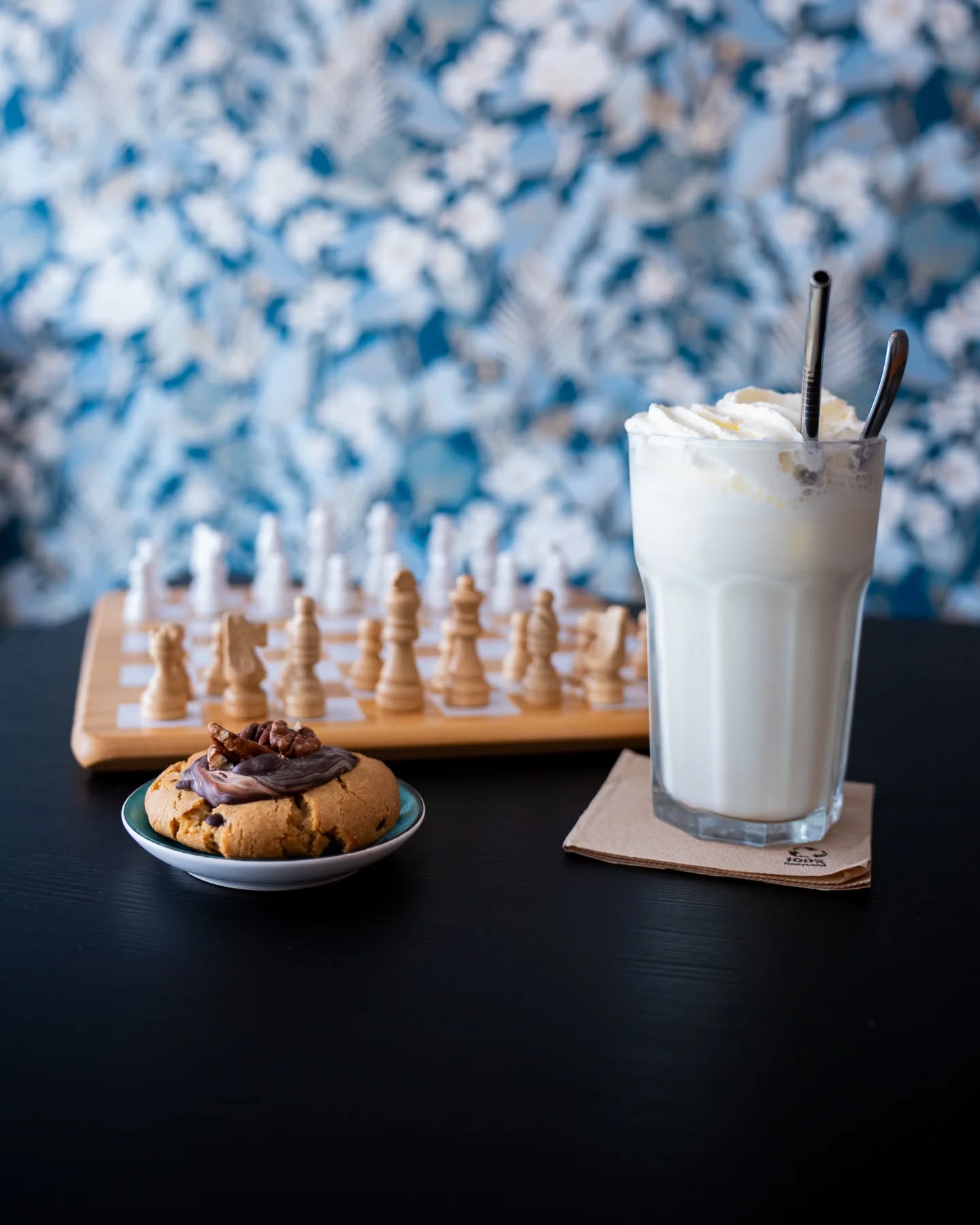 ❤️MOMENT SUSPENDU❤️
Au Polisson Gourmand, il n'y a pas que du thé et du café. Il y a avant tout une ambiance cosy, un espace accueillant, un lieu où on se sent bien et en sécurité.
Il y a des gâteaux faits maison et avec amour, toujours.
Il y a du bon café torréfié dans la région, du thé justement dosé pour vous faire voyager.
Il y a des jeux de société pour rigoler, passer du bon temps, découvrir.
Alors si vous cherchez un endroit pour faire une pause, pour passer du bon temps, pour discuter, ou même si vous souhaitez emporter un latte, un cappuccino ou autre, faites un arrêt chez nous, vous ne serez pas déçus ❤️
Merci d'être toujours aussi fidèles et merci pour vos retours concernant notre endroit : quand on entend vos commentaires sur notre salon de thé, on sait qu'on a réussi notre pari d'ouvrir ici ❤️❤️❤️
#armentieres
#hautsdefrance #salondethe #endroitcosy #pausegouter #pausedejeuner #pausegourmande #polissongourmand #pourpetitsetgrands #letempsdunepause #jeuxdesociete #sortirenfamille #entreamis❤️