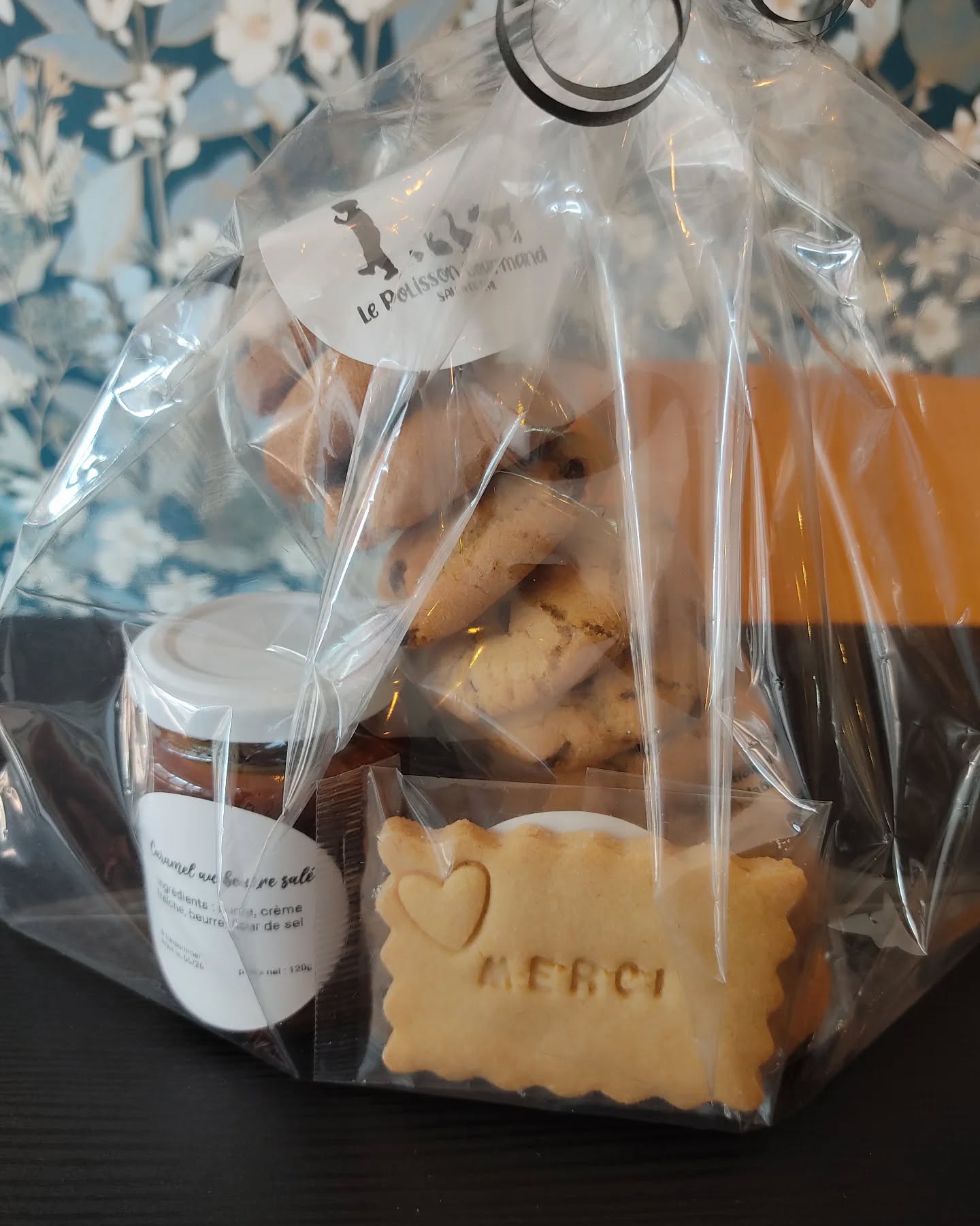 🍪KIT DE FIN D'ANNÉE🍪
La fin de l'année scolaire approche ! (Oui déjà 😱)
Et si vous apportiez une touche de gourmandises à ceux qui se sont occupés avec amour de votre ou vos enfant(s) cette année ?
Le kit est à 9€ et comprend :
- un petit pot de caramel beurre salé
- un sachet de 10 mini cookies
- un sablé estampillé "Merci"
Les commandes se font en amont pour avoir un stock suffisant et il y aura bien sûr du stock de dernière minute 😜 Message privé ou en direct au salon de thé pour commander
Alors, ça vous tente comme cadeau de fin d'année ? Les maîtres, maîtresses, ATSEM peuvent aussi donner leur avis bien sûr 😁
#ecole #findanneescolaire #cadeaumaitresse #cadeauatsem #cadeaudefindannee #kitgourmand #gourmandises #cookies #caramel #caramelbeurresalé #sablés #sabléspersonnalisés