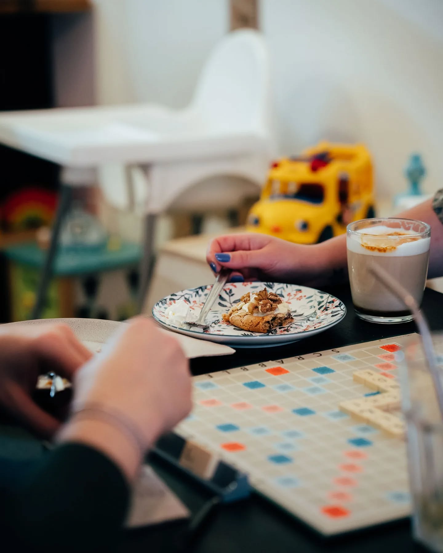 🍪 GOURMANDISE 🍪
Vous hésitez entre une partie de Scrabble et un cookie ? Pas besoin de choisir chez nous, vous pouvez savourer les mots autant que les gourmandises faites maison (ouh que c'est beau 🤣)
Plutôt Latte Macchiato ou frappé vanille avec ce temps pour inspirer votre partie et accompagner votre cookie ? (et en plus elle fait des rimes maintenant 😏)
Et si vous ne le saviez pas encore, on a de quoi occuper les plus petits pour profiter en famille ❤️
_________________________________________________________________
Nous, c'est Thomas et Marion, plus connus sous le nom "Les Polissons", et on vous accueille du mardi au samedi dans notre salon de thé cosy et kids friendly sur Armentières
#lepolissongourmand #salondethéarmentières #cookietime #latteaddict #scrabble #pauseenfamille #coinenfant #armentieres #lille #hautsdefrance #salondethe #polissons