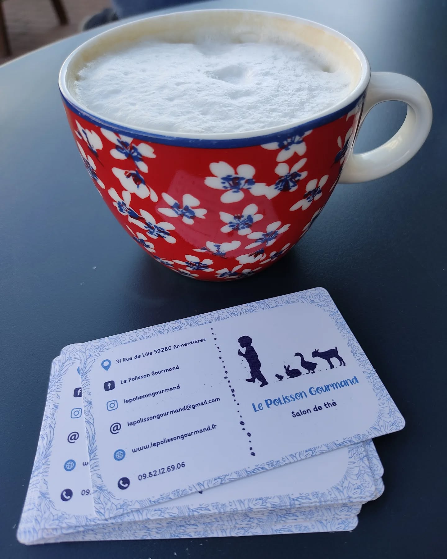 ☕ CAFÉ ☕
Après mes bêtises en vidéo sur @laronde.despolissons concernant la météo, on passe aux choses sérieuses : prendre un café en terrasse sans avoir peur de s'envoler ou de se prendre une averse ☀️
Pour combien de temps ? Aucune idée !!
Alors on en profite un max et on vous accueille comme toujours avec le sourire et de bonne humeur ❤️
On attend avec impatience l'accord pour la grande terrasse, croisez les doigts pour nous 🤞🏻
#cafe #cafeenterrasse #terrasse #prendreletemps #prendreuncaféausoleil #latte #lattemacchiato #cappuccino #salondethe #armentieres #hautsdefrance #lille #bailleul #nieppe #profiterdusoleil☀️
