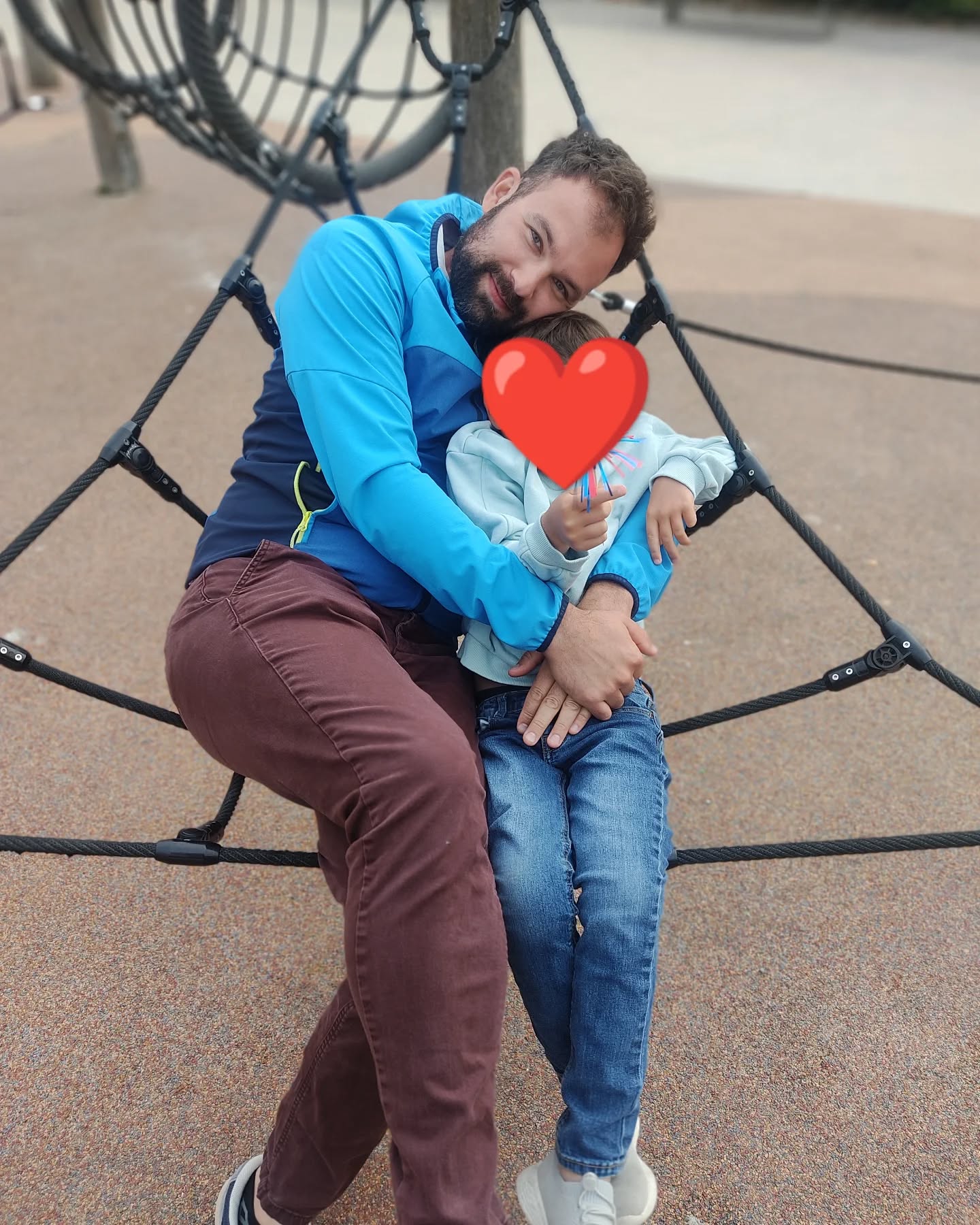 ❤️BONNE FÊTE DES PÈRES❤️
Ceux qui montent les jouets sans râler (ou presque),
ceux qui font des voix bizarres dans les histoires du soir et ceux qui assurent comme des chefs tous les jours ! 💪
Aujourd’hui, c’est votre tour d’avoir une médaille (ou au moins un câlin) 😄
Bonne fête à tous les papas du monde !
#bonnefêtepapa #papahéros #fetedespères #salondethe #armentieres #hautsdefrance #lille