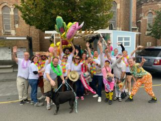 🥳 FÊTE DES NIEULLES 2025 🎉

Cette année, c’était une grande première : nous avons participé à la parade de l’intérieur… et c’était troooop génial 🤩 !

Un grand bravo à Tom 💪 qui a tout organisé pour que l’association des commerçants @armentieresshopping puisse défiler avec un char 🎊.
👉 Entre la mise en place, la peinture, la déco, et toute l’énergie des membres de l’asso, le résultat était incroyable. Et le jour J, on a donné tout ce qu’on avait pour mettre l’ambiance en ville 🥳✨

Je ne cite pas tout le monde ici (ce sera fait sur la page de l’asso 😉), mais un énorme MERCI à tous les commerçants qui ont contribué à faire de cette participation un moment de partage, de rires et de bonne humeur 💛.

🍪 Bonne nouvelle : les commandes de sablés des Nieulles sont prolongées jusqu’à la fin de la semaine ! Après… il faudra patienter jusqu’à l’an prochain 😋

#fetedesnieulles #armentieres #hautsdefrance #nieulles2025 #lille #assodescommerçants #paradedesnieulles #salondethe #sablés #sablesdesnieulles