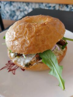 🥯BAGEL🥯
"Vous l'achetez où votre pain bagel ?
- Nulle part, on le fait maison !
- 🤯🤯🤯"
Eh ouais 😎 Les gâteaux sont faits maison alors bien sûr que les bagels pour le déjeuner le sont aussi 😍
Saumon fumé, VG, jambon canard fumé... Du choix, du moelleux, de la régalade 😁
Pour les enfants, c'est bagel aussi en quantité adaptée et ils sont trop fans !
Et avec ces températures qui baissent tout doucement, vous êtes déjà quelques-uns à nous demander le retour de la soupe en accompagnement.
Qu'est-ce que vous en pensez pour la semaine prochaine ? On continue le duo bagel/salade ou on enchaîne sur bagel/soupe ?
#bagelsmaison #painbagel #bagel #bagelsbagelsbagels #pausedejeuner #dejeuner #lunch #salondethe #salondethéarmentières #armentieres #hautsdefrance #lille #kidsfriendly