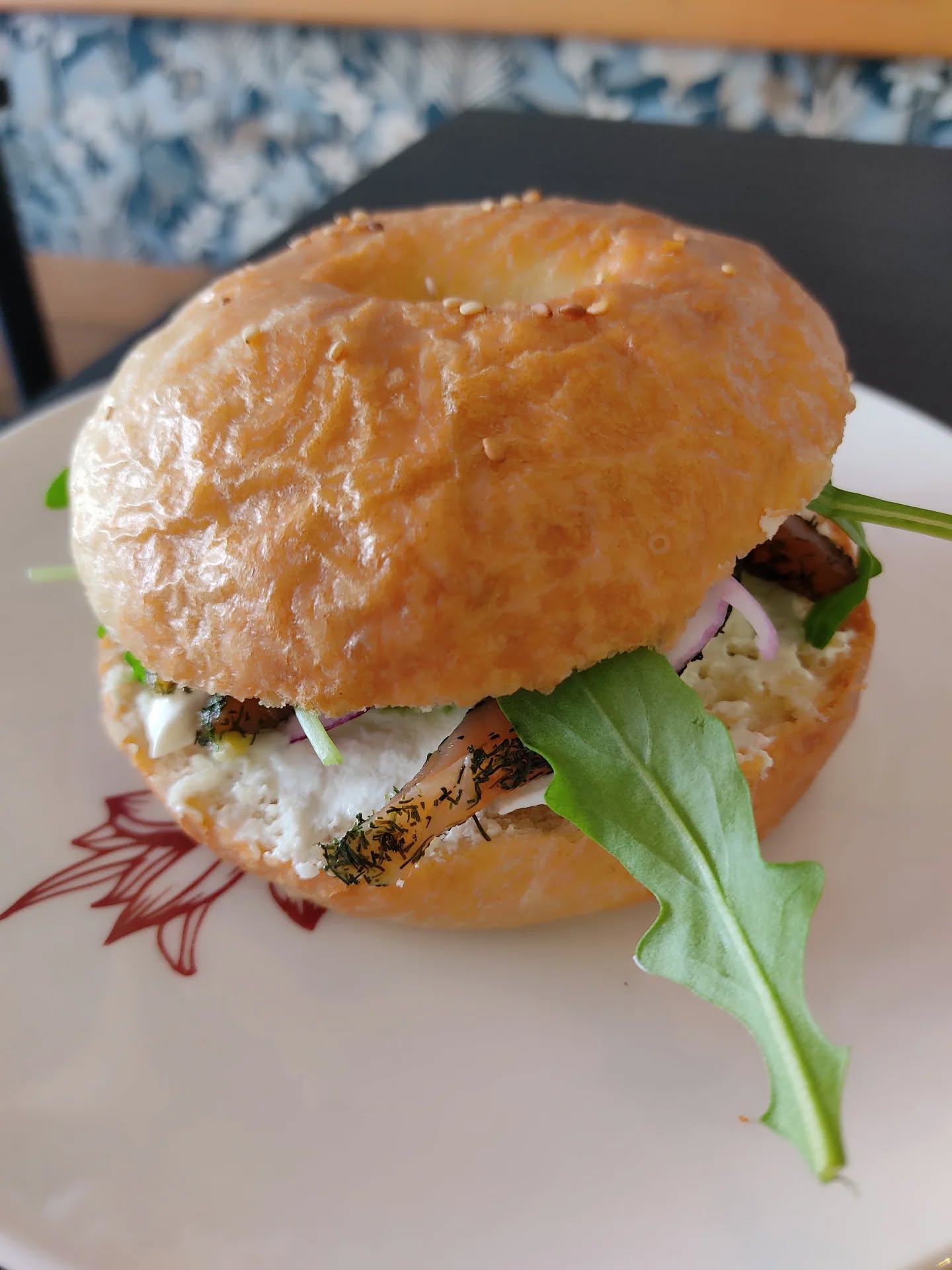 🥯BAGEL🥯
"Vous l'achetez où votre pain bagel ?
- Nulle part, on le fait maison !
- 🤯🤯🤯"
Eh ouais 😎 Les gâteaux sont faits maison alors bien sûr que les bagels pour le déjeuner le sont aussi 😍
Saumon fumé, VG, jambon canard fumé... Du choix, du moelleux, de la régalade 😁
Pour les enfants, c'est bagel aussi en quantité adaptée et ils sont trop fans !
Et avec ces températures qui baissent tout doucement, vous êtes déjà quelques-uns à nous demander le retour de la soupe en accompagnement.
Qu'est-ce que vous en pensez pour la semaine prochaine ? On continue le duo bagel/salade ou on enchaîne sur bagel/soupe ?
#bagelsmaison #painbagel #bagel #bagelsbagelsbagels #pausedejeuner #dejeuner #lunch #salondethe #salondethéarmentières #armentieres #hautsdefrance #lille #kidsfriendly