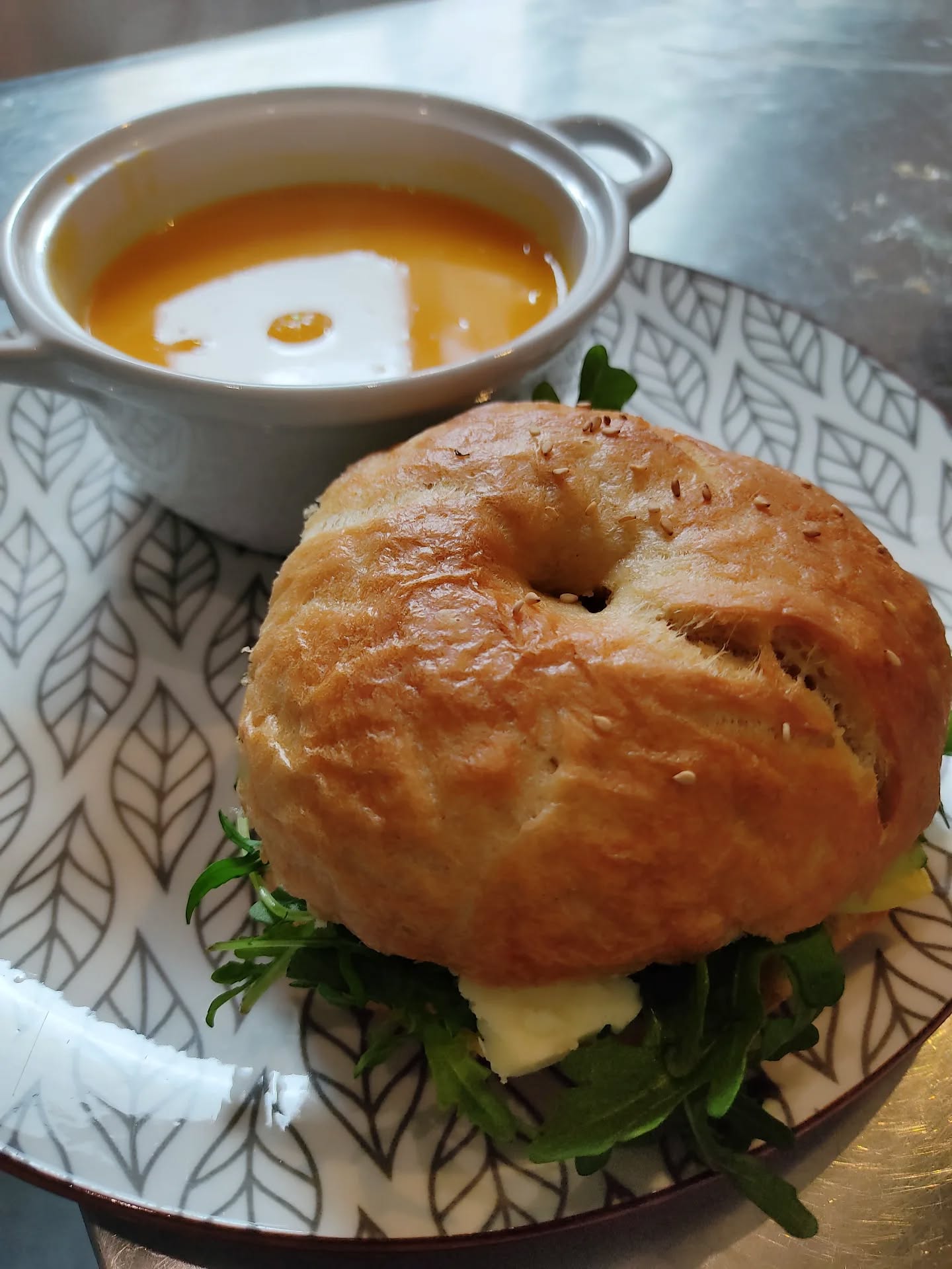 🍽️BAGEL&SOUPE🥯
C'est le retour de la soupe avec le bagel 😍
Les températures baissent (bon, en vrai, aujourd'hui il faisait plutôt doux 😁) et il est l'heure de passer officiellement en mode automne
Et en dessert, vous pourrez même choisir le Pumpkin Spice Latte pour bien rester dans le thème 😁
Merci encore pour vos nombreux partages de ma dernière vidéo, on espère de meilleurs jours et vous nous avez réchauffé le cœur avec tous vos messages et vos visites du jour, merci ❤️
#armentieres #salondethe #salondethéarmentières #bagelsmaison #bagelsbagelsbagels #soupe #onpasseenmodeautomne #automne #kidsfriendly #hautsdefrance #lille