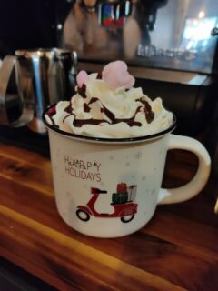 ☕CHOCO DE NOËL 🎄

Avertissement officiel du Polisson Gourmand :
Notre Chocolat Chaud de Noël est de retour… et il est potentiellement dangereux pour votre sérieux. 😇☕️

⚠️ Risques encourus :
• Sourires incontrôlés dès la première gorgée
• État de bonheur instantané dû à la chantilly (très) généreuse
• Perte totale de motivation pour affronter le froid du Nord
• Disparition mystérieuse des mini chamallows (ils fondent… mais on ne les arrête pas 🍬🔥)
• Envie subite de dire “Oh oh oh” à la manière du Père Noël

Et ce n’est pas tout…

Une fois installé(e) chez nous, dans l’ambiance cosy du Polisson Gourmand, il se peut que vous ressentiez :
• une douce chaleur intérieure (non, ce n’est pas le chauffage, c’est la magie)
• l’impression soudaine d’être dans un film de Noël
• l’envie irrésistible de prendre une photo pour Instagram 📸✨
• l’idée folle d’en reprendre un deuxième (nous ne jugerons pas)

🎁 Disponible tout le mois de décembre

🎄À savourer sur place, bien au chaud, entouré d’une ambiance festive comme on les aime dans le Nord, et sur le marché de Noël d'Armentières du 10 au 14 décembre 

Alors… qui vient tester son taux de résistance au chocolat chaud de Noël ? 😏❄️

#chocolatchauddenoël #noel2025 #decembreestlà #salondethéarmentières #ohohoh