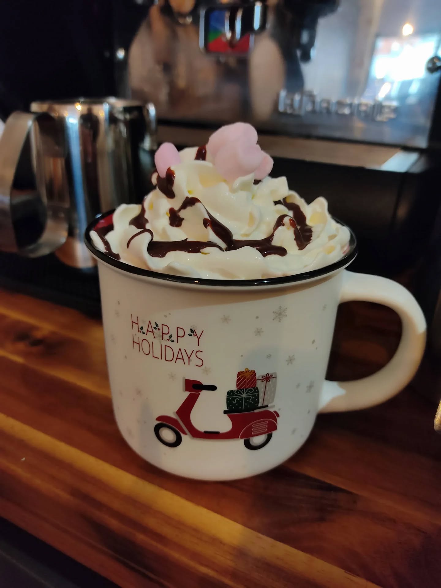 ☕CHOCO DE NOËL 🎄

Avertissement officiel du Polisson Gourmand :
Notre Chocolat Chaud de Noël est de retour… et il est potentiellement dangereux pour votre sérieux. 😇☕️

⚠️ Risques encourus :
• Sourires incontrôlés dès la première gorgée
• État de bonheur instantané dû à la chantilly (très) généreuse
• Perte totale de motivation pour affronter le froid du Nord
• Disparition mystérieuse des mini chamallows (ils fondent… mais on ne les arrête pas 🍬🔥)
• Envie subite de dire “Oh oh oh” à la manière du Père Noël

Et ce n’est pas tout…

Une fois installé(e) chez nous, dans l’ambiance cosy du Polisson Gourmand, il se peut que vous ressentiez :
• une douce chaleur intérieure (non, ce n’est pas le chauffage, c’est la magie)
• l’impression soudaine d’être dans un film de Noël
• l’envie irrésistible de prendre une photo pour Instagram 📸✨
• l’idée folle d’en reprendre un deuxième (nous ne jugerons pas)

🎁 Disponible tout le mois de décembre

🎄À savourer sur place, bien au chaud, entouré d’une ambiance festive comme on les aime dans le Nord, et sur le marché de Noël d'Armentières du 10 au 14 décembre 

Alors… qui vient tester son taux de résistance au chocolat chaud de Noël ? 😏❄️

#chocolatchauddenoël #noel2025 #decembreestlà #salondethéarmentières #ohohoh