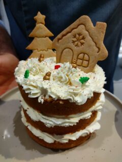 🎅🏻 GÂTEAU DE NOËL 🎄

Envie de changer de la traditionnelle bûche ?

Cette année, nous vous proposons un layer cake (gâteau à étage) en format 6-8 parts au tarif de 30€

Plusieurs parfums au choix :
🔸 Mascarpone vanille et pommes caramélisées 
🔸 Mascarpone vanille et framboises 
🔸 Mascarpone cacao
🔸 Mascarpone cacao et praliné amandes noisettes

2 créneaux de retrait disponibles :
🔸Mardi 23 décembre de 9h à 11h
🔸Mercredi 24 décembre de 12h à 17h

Les commandes commencent maintenant et seront clôturées dimanche 21 décembre au soir pour le retrait du mardi et lundi 22 décembre au soir pour le retrait du mercredi

https://lepolissongourmand.fr/index.php/gateau-de-noel/ 

Les paniers garnis sont également disponibles avec nougat, pain d'épices, caramel, thé, café... Commande par mail directement 😍

Ajoutez une touche de Polisson à votre repas de fête ❤️

Le salon de thé sera ouvert mercredi 24 décembre de 10h à 17h pour vous permettre de faire une petite pause dans la course folle des cadeaux de Noël et pour vos cadeaux gourmands de dernière minute 🎄

#salondethe
#commandedenoël #polissongourmand #consommerlocal #fetesdefindannee