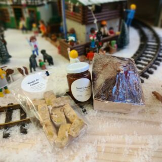 ❤️GOURMANDISES DE NOËL 🎄

✨ Les douceurs de Noël se préparent au salon de thé… ✨

Pour les fêtes de fin d’année, nous avons imaginé des paniers garnis 100% faits maison, à offrir ou à partager en famille 🎄

Au menu :
🍯 Pain d’épices moelleux
🍬 Nougat artisanal
🧈 Caramel beurre salé
🍪 Sablés gourmands

Et pour prolonger la magie de Noël…
🥐 De belles brioches maison, parfaites pour le petit-déjeuner ou le goûter du lendemain, à savourer tranquillement en famille ❤️

👉 Les quantités sont limitées, pensez à passer commande dès maintenant pour être sûrs d’avoir vos douceurs pour les fêtes.
En choisissant notre salon de thé, vous soutenez l’artisanat local et le fait maison ✨

📩 Commandes en message privé ou directement au salon

Le salon de thé sera ouvert une partie des vacances :
Samedi 20 décembre 10h-18h
Dimanche 21 décembre et lundi 22 décembre FERMÉ
Mardi 23 décembre 9h-18h
Mercredi 24 décembre 10h-17h
Jeudi 25 décembre FERMÉ
Vendredi 26 décembre 10h-18h
Samedi 27 décembre 10h-18h
Dimanche 28 décembre au jeudi 1er janvier inclus FERMÉ
Vendredi 2 et samedi 3 janvier 10h-18h 

#NoëlArtisanal #FêtesDeFinDannée #FaitMaison #SalonDeThé #gourmandisesdenoël