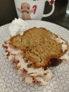 ☕CAKE AU CAFÉ🥮

La semaine dernière, j'ai eu envie de tester une nouvelle recette en vous proposant un cake au café et "spoiler alert", il a fait des heureux !!

Des “mmmhh”, des assiettes vides, et même des “bon… j’en reprendrai bien une petite part” (pas si petite en réalité 😜).

Du coup, on s'est dit qu’il méritait de revenir.

👉 Bonne nouvelle : le cake au café est de retour cette semaine au Polisson Gourmand.

Moelleux comme il faut, parfumé sans être trop fort, et parfaitement compatible avec une pause goûter, un café entre deux rendez-vous ou un “je fais juste un petit détour”.

Ici, on prend le temps.
On s’installe, on papote, on savoure… et on repart souvent avec des miettes sur le sourire 😋

📍 Bref, si tu passes dans le coin cette semaine, tu sais ce qu’il te reste à faire.

(Et si tu hésites encore : café + cake au café, c’est rarement une mauvaise décision.)

Qui l'a testé la semaine dernière et qui viendra le goûter cette semaine ? 😍

#SalonDeThé #cakeaucafé #pausedouceur #nouvellerecette #kidsfriendly