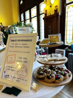 🍪 Sablés & cookies personnalisés 🍪
Pour tous vos événements — mariage, baptême, anniversaire — nous sommes à vos côtés pour régaler vos convives ✨
Offrez-leur de délicieux biscuits faits maison, préparés avec de bons produits dans notre atelier, avec tout notre savoir-faire ❤️
👉 Cookies personnalisables :
chocolat noir, blanc…
topping au choix
parfaits pour composer un plateau gourmand
👉 Sablés personnalisés :
texte de votre choix
formes variées
possibilité de créer sur mesure votre propre emporte-pièce
💬 Un projet en tête ?
N’hésitez pas à venir nous rencontrer pour l’imaginer ensemble !
⏰ Attention : l'agenda 2026 se remplit, pensez à anticiper vos commandes 😊
#plateaudecookie #sabléspersonnalisés #commandepersonnalisée #cookies #sablés