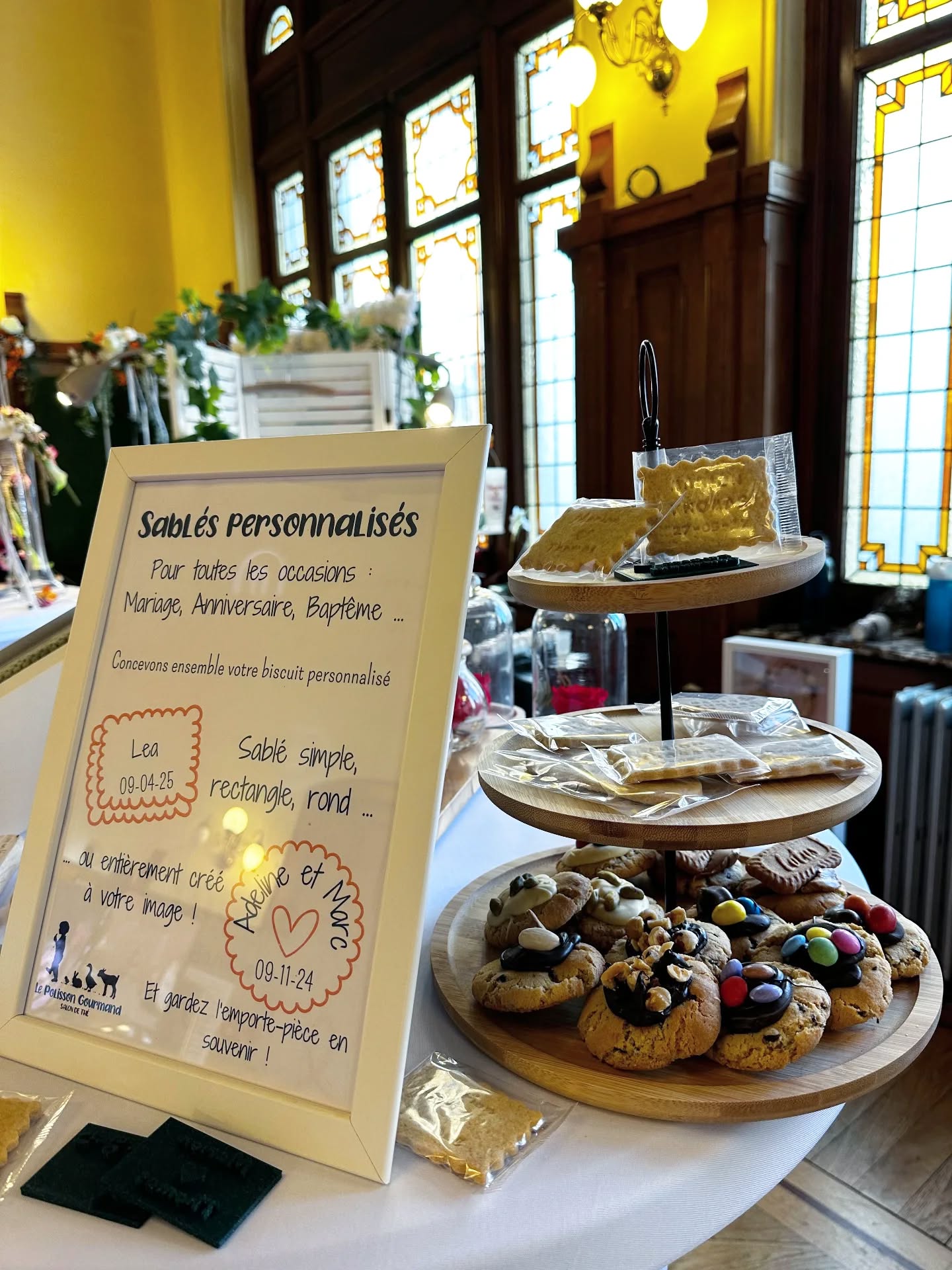 🍪 Sablés & cookies personnalisés 🍪
Pour tous vos événements — mariage, baptême, anniversaire — nous sommes à vos côtés pour régaler vos convives ✨
Offrez-leur de délicieux biscuits faits maison, préparés avec de bons produits dans notre atelier, avec tout notre savoir-faire ❤️
👉 Cookies personnalisables :
chocolat noir, blanc…
topping au choix
parfaits pour composer un plateau gourmand
👉 Sablés personnalisés :
texte de votre choix
formes variées
possibilité de créer sur mesure votre propre emporte-pièce
💬 Un projet en tête ?
N’hésitez pas à venir nous rencontrer pour l’imaginer ensemble !
⏰ Attention : l'agenda 2026 se remplit, pensez à anticiper vos commandes 😊
#plateaudecookie #sabléspersonnalisés #commandepersonnalisée #cookies #sablés