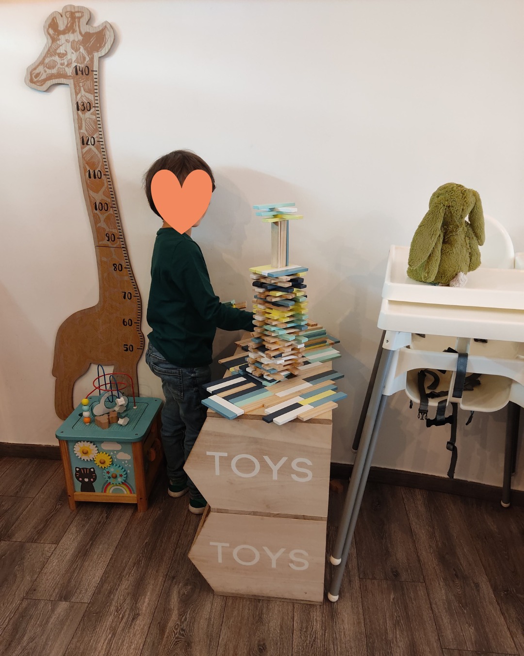 ❤️❤️❤️
Ces derniers jours, on parle beaucoup de la place des enfants dans les lieux publics.
Des débats, des polémiques, des avis tranchés.
De notre côté, la réponse est simple :
les enfants sont les bienvenus chez nous.
Parce que les enfants font partie de la vie.
Parce qu’ils rient, bougent, expérimentent, apprennent.
Et parce que les exclure n’a jamais rendu un lieu plus humain.
Ici, nous avons fait le choix d’accueillir les familles avec plaisir et considération.
Un coin jeux est prévu pour les tout-petits
(Duplo, train en bois, livres, jouets d’éveil),
ainsi que des jeux de société accessibles dès 2–3 ans.
Ce n’est pas grand-chose, mais c’est une façon de dire :
vous êtes les bienvenus, avec vos enfants, tels qu’ils sont.
Créer des espaces où chacun a sa place, petits et grands,
c’est aussi participer à une société plus inclusive, plus vivante, plus douce.
Ici, les familles sont accueillies avec le sourire 💛
#kidsfriendly #toutlemondeestlebienvenu #lieuavecenfants #polissongourmand #jeuxpourenfants