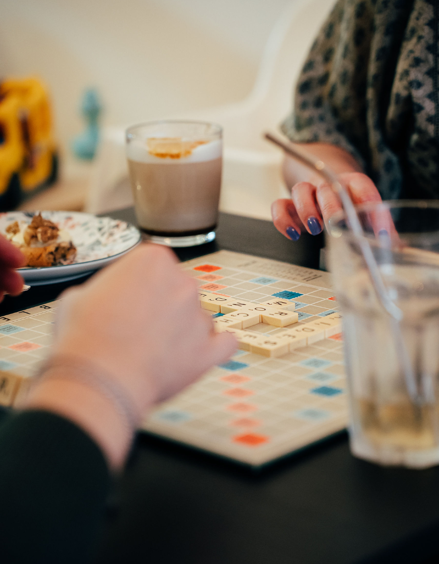 ☕Un café… et plus que ça☕
Bien sûr, il y a le café.
Un bon café, à savourer tranquillement.
Mais ici, il est surtout un prétexte.
Un prétexte pour s’asseoir,
pour discuter,
pour se retrouver.
Ce qu’on vient chercher ici,
ce n’est pas seulement une boisson,
c’est une ambiance, une expérience, un moment.
Un lieu vivant, chaleureux,
où l’on revient parce qu’on s’y sent bien.
Qu'est-ce que vous en dites ? ☕❤️
#coffeeshop #prendreletemps #unmomentpoursoi #coffeetime #polissongourmand