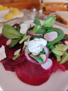 🍽️☕ Le brunch du samedi au Polisson Gourmand
(et oui, celui qui fait traîner à table…)
Tous les samedis, on vous accueille pour un brunch fait maison, préparé avec amour et de bons produits du marché, sous forme de buffet généreux à partager (ou pas 😋).
Au menu, selon l’inspiration et la saison :
🥪 wraps, club sandwich
🍳 œufs, tarte salée
🍓 fruits frais
☕ café & 🧃 jus d’orange
… et toujours quelques surprises qui changent au fil des semaines.
👉 25 € par adulte
👉 Tarif adapté pour les enfants, parce que les petits gourmands comptent aussi (12,50€ de 6 à 11 ans, 6€ de 3 à 5 ans)
👉 Boissons spéciales type latte macchiato en supplément
🌱 Produits locaux
🍴 Fait maison
🍂 Menu qui évolue selon les envies et les saisons
📍 Tous les samedis de 11h30 à 13h30
⚠️ Uniquement sur réservation via notre site internet
Un moment pour prendre le temps, bien manger, papoter…
et repartir le ventre (et le cœur) bien remplis 💛
#brunchdusamedi #bruncharmentieres #sucresale #salondethéarmentières #kidsfriendly