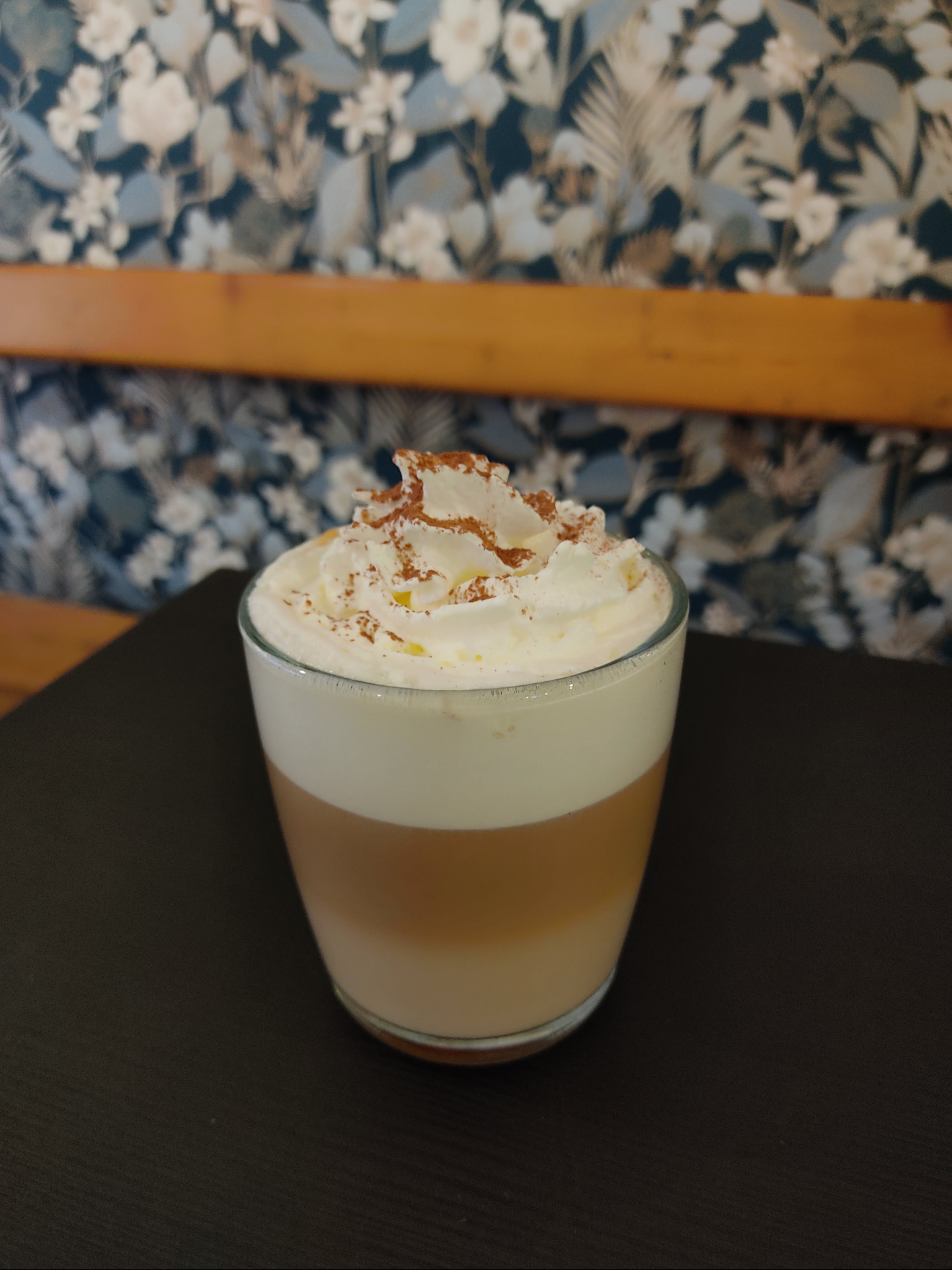 🍪🍫 Le latte du moment est là… et il est ULTRA gourmand 🍫🍪
Craquez pour notre Latte Cookies Choco 🤎
Un latte macchiato onctueux, parfumé au sirop de cookies au chocolat noir, surmonté d’une chantilly généreuse et d’un coulis de chocolat maison 🍫✨
Un vrai moment cocooning à chaque gorgée :
👉 doux, réconfortant, chocolaté juste comme il faut…
👉 le genre de boisson qui fait oublier l’heure et le reste 😌
☕ Disponible en ce moment
📍 Sur place ou à emporter
👉 Viens le goûter et dis-nous ce que tu en penses ! 😍
#LatteDuMoment #PauseGourmande #ChocolatAddict #CoffeeLovers #FaitMaison ☕🍫