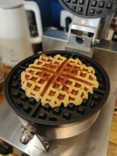 🧇GAUFRES🧇

Alors oui vous étiez déçus de ne plus pouvoir déguster de crêpes au salon de thé...

Mais on a encore mieux !!

Des gaufres rondes maison bien gonflées et moelleuses ❤️

Alors après avoir mis HS deux gaufriers (oups 🙈), on a investi dans un gaufrier pro bien plus adapté et ça change vraiment tout !

Plus d'excuses pour venir prendre le goûter chez nous 😜

#SalonDeThe #cestlheuredugouter #gaufre #faitmaisonavecamour #legouterdesenfants