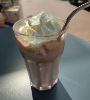 🍨GLACES & FRAPPÉS🍨

C'est le retour de la glace vanille maison ! 🥳

Seule, avec coulis de chocolat ou encore dans version frappé avec du café ou chocolaté

On a même testé la version lait fraise 🤤

Le reste des glaces arrivera très bientôt aussi

J'annonce donc officiellement le retour des goûters en terrasse ❤️ (la "vraie" terrasse devrait arriver dans peu de temps 🤞)

Vous venez ? 

#glacemaison #cafefrappe #laitfraise #gouterenterrasse #frappevanille