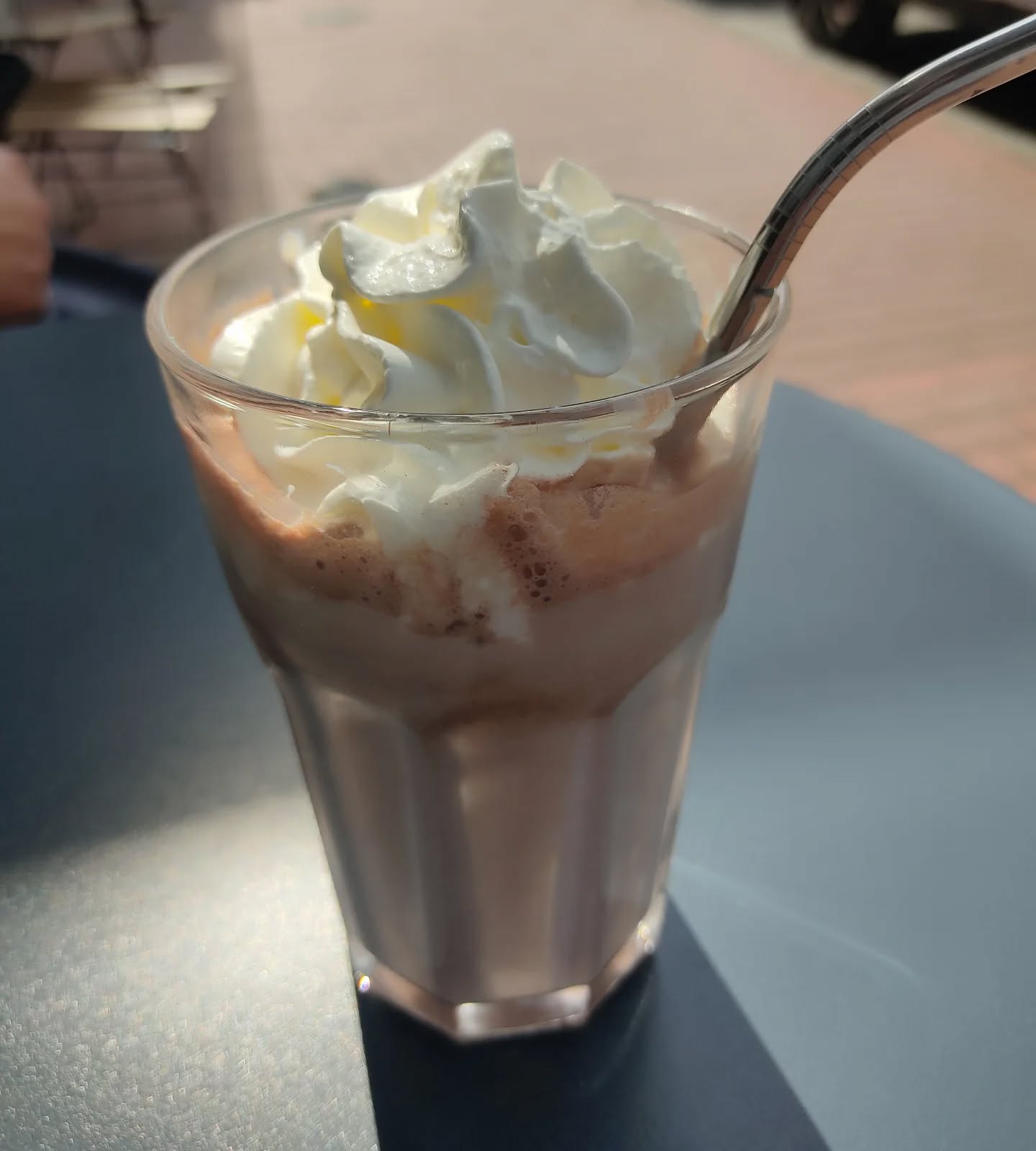 🍨GLACES & FRAPPÉS🍨

C'est le retour de la glace vanille maison ! 🥳

Seule, avec coulis de chocolat ou encore dans version frappé avec du café ou chocolaté

On a même testé la version lait fraise 🤤

Le reste des glaces arrivera très bientôt aussi

J'annonce donc officiellement le retour des goûters en terrasse ❤️ (la "vraie" terrasse devrait arriver dans peu de temps 🤞)

Vous venez ? 

#glacemaison #cafefrappe #laitfraise #gouterenterrasse #frappevanille
