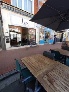 La terrasse est en place au salon de thé !! ⛱️

À nous le beau temps et les thés glacés en terrasse !

Purée que ce temps remotive et nous fait du bien au moral 😍

J'annonce officiellement le lancement de la période estivale ! Oui je sais c'est encore le printemps, mais comme chez nous l'été dure très peu, autant basculer tout de suite 😁

Les prochaines semaines vont être intenses et nous serons présents sur plusieurs événements alors suivez bien nos actualités pour ne rien manquer ❤️

#terrasse #letepeutcommencer #SalonDeThe #kidsfriendly #verreenterrasse