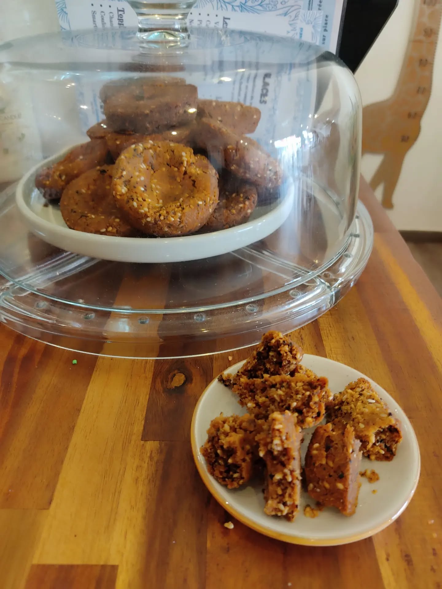 🍪POTJ'COOKIE🍪

On a inventé une collab' avec notre torréfacteur, la gourmandise qui rencontre l'orge & la chicorée : le potj'cookie !

Un biscuit à base de sésame, de miel et surtout d'orge et de chicorée 

Un bon petit goût de céréales caramélisées, croustillant sur l'extérieur et bien moelleux à l'intérieur 

On a même prévu quelques échantillons en dégustation pour vous les faire découvrir 😁

 Qui les a déjà testés ? 😍

#potjcookie #orgeetchicoree #SalonDeThe #biscuits #gourmandises