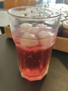 🫖THÉ GLACÉ🥛

On vous envoie un peu de fraîcheur avec le thé glacé !

On est sur la fin du stock de Lapin sur la lune alors on en a préparé deux autres : 

- le concombre masqué : un mélange rafraîchissant de pommes, écorces d'églantier, fleurs d'hibiscus, écorces d'orange, citronnelle, distillat de concombre, morceaux de pêche,...

- fleur du Nil : infusion fleurie et fruitée à base de fleurs d'hibiscus, orange, rose, boutons de rose, pomme et sureau

Une boisson qui fait du bien avec cette chaleur !

Le salon de thé reste ouvert aux horaires habituels et la petite clim' aide bien à garder la fraîcheur ❤️

#théglacémaison #théglacé #infusionglacée #SalonDeThe #boissonfraiche