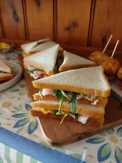 Avant de partir en vacances, on vous donne rendez-vous pour notre dernier brunch de la saison ! ☀️

Au programme :
🥖 Un buffet généreux fait maison
🧀 Des gourmandises salées
🍰 Des douceurs sucrées
☕ Boisson chaude et boisson fraîche incluses (latte et bières en supplément)

Le tout dans une ambiance conviviale, à partager en famille, entre amis ou simplement pour s'offrir un joli moment.

📅 Dernier brunch de la saison : samedi 1er août 
⏰ Sur réservation uniquement sur notre site internet (lien en bio)

Après cela, notre buffet prendra quelques semaines de repos avant de revenir en pleine forme à la rentrée 💛

Les places sont limitées, alors pensez à réserver dès maintenant !

À très vite autour d'un bon café, d'une part de gâteau... et de beaucoup de gourmandise. ✨

#brunch #brunchdusamedi #buffetsucrésalé #salondethé #sortieenfamille
