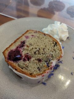 C'est la rentrée ! Et quoi de mieux que le retour de ce gâteau dont je ne vous ai pas tant parlé sur les réseaux finalement 🤔
Il s'agit du cake à la mûre et à la violette !
Sa spécificité : il est sans lactose ! (La petite touche de chantilly dans l'assiette, c'était juste pour moi à la base 🙈)
Glaçage au sucre glace et à la violette sur le dessus avec une déco en fleurs séchées comestibles
Qui va se laisser tenter ? 😍
#cake #cakeàlaviolette #cakemûreetviolette #salondethé #faitmaison