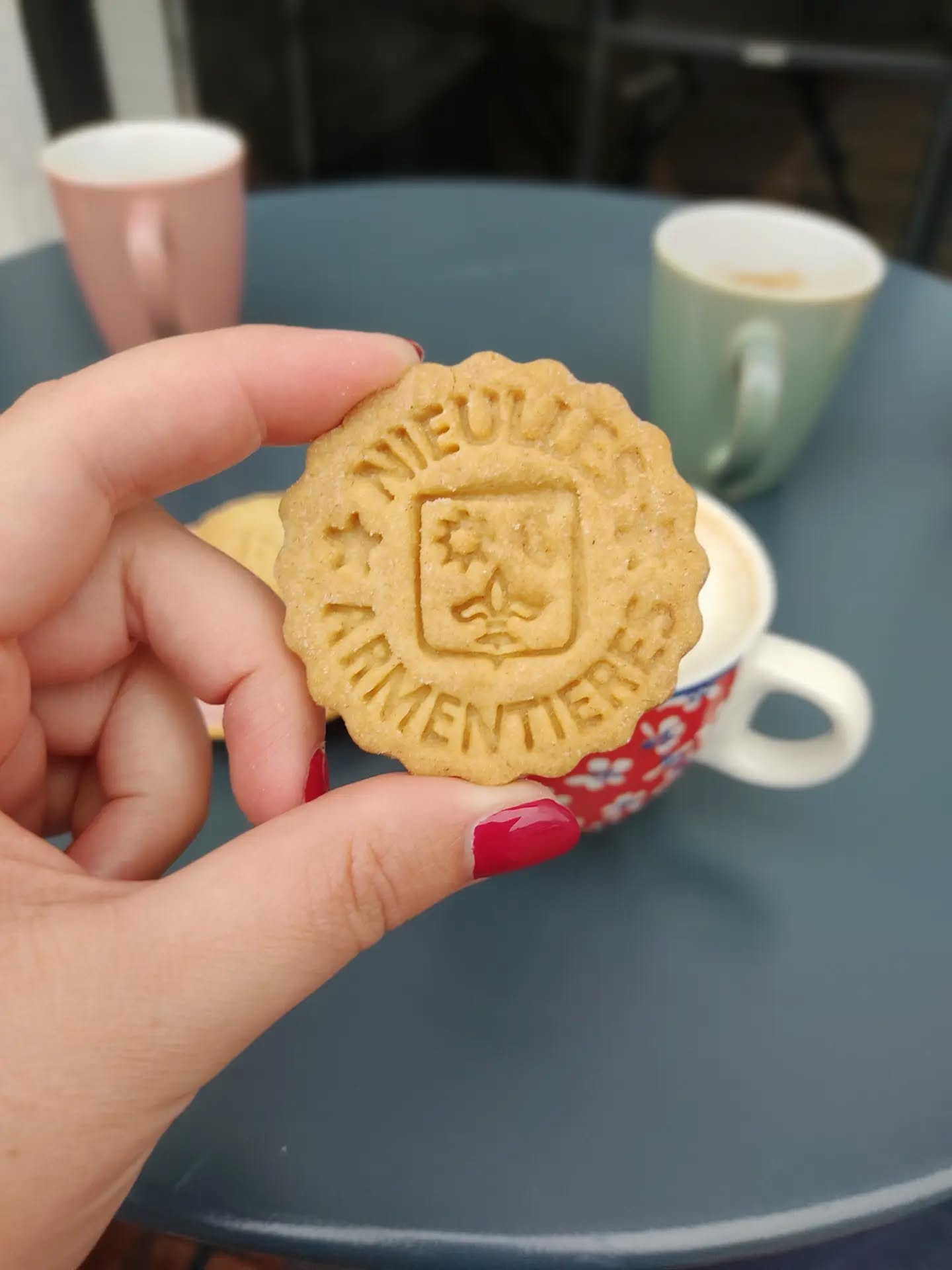 🍪 Les Nieulles reviennent à Armentières ! 🎉
Ce week-end, Armentières va de nouveau vivre au rythme de sa belle tradition… et chez les Polissons, impossible de laisser passer ça sans ressortir notre recette des sablés des Nieulles ❤️
Et parce que les traditions sont encore meilleures quand elles se transmettent, nos sablés seront réalisés maison, avec le fameux motif des Nieulles grâce au tampon à sablés prêté par le Comité des Amis de la Toile d’Armentières, que nous avons pu reproduire avec leur aimable autorisation. 🥰
Pour la 2ᵉ année, nous serons présents avec une partie des commerçants de l'association Armentières Shopping lors de la grande parade du dimanche 13 septembre 🎺
La braderie se tiendra le samedi 12 septembre de 12h à 18h, et nous serons ouverts dès 8h du matin avec des formules petits déjeuners, café, chocolat et autres gourmandises
✨ Les commandes sont ouvertes dès maintenant !
Les sablés seront disponibles au retrait à partir du mercredi 9 septembre au Polisson Gourmand.
À offrir, à partager… ou à garder jalousement pour soi. On ne jugera personne. 😏🍪
📩 Pour commander, remplissez le formulaire qui se trouve en lien dans la bio !
#Armentières #Nieulles #FêtedesNieulles #BraderieArmentières #TraditionArmentiéroise